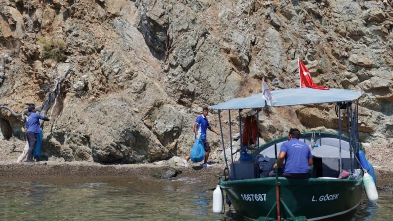 Foto - Teknelerle 306 ton çöp toplandı! Yeşil ile mavinin buluştuğu koylar pislik içinde