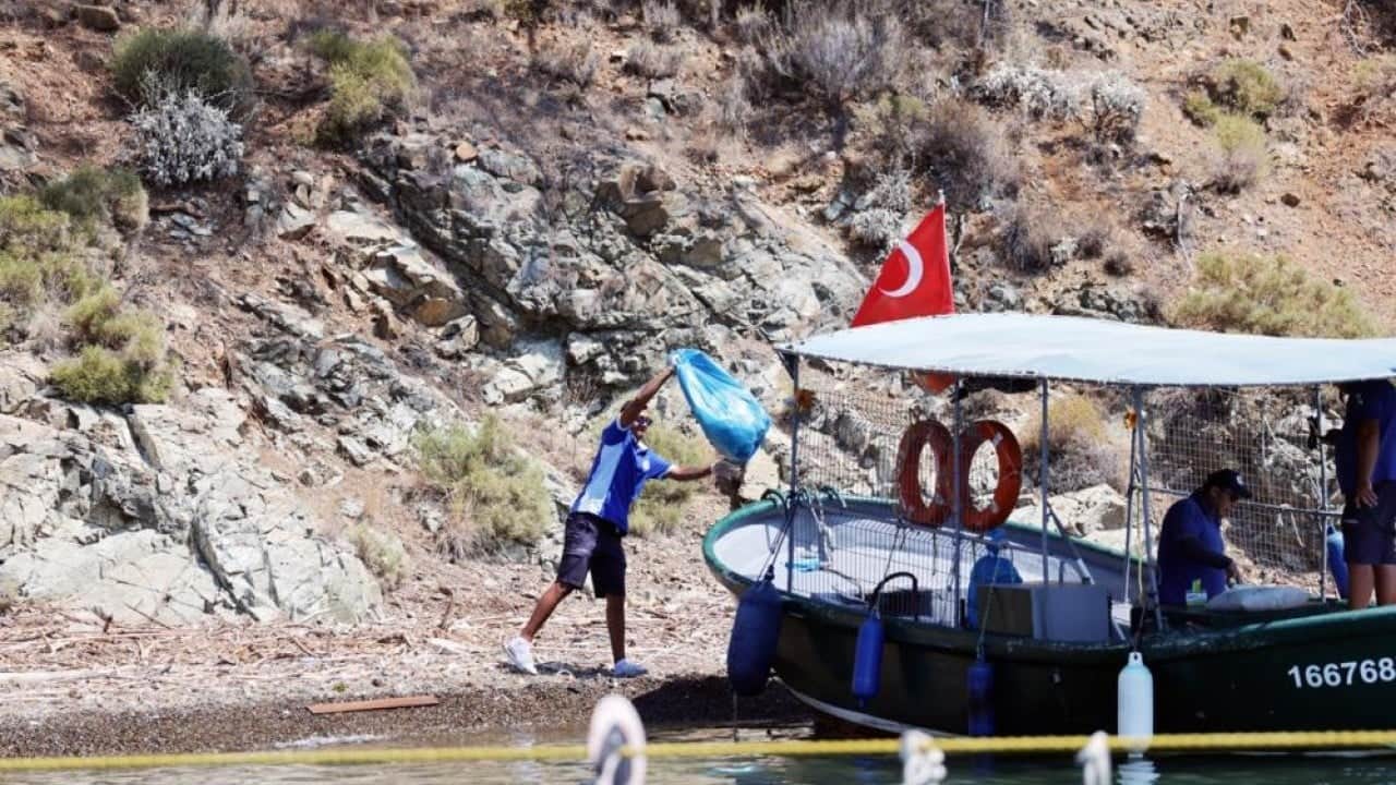 Teknelerle 306 ton çöp toplandı! Yeşil ile mavinin buluştuğu koylar pislik içinde