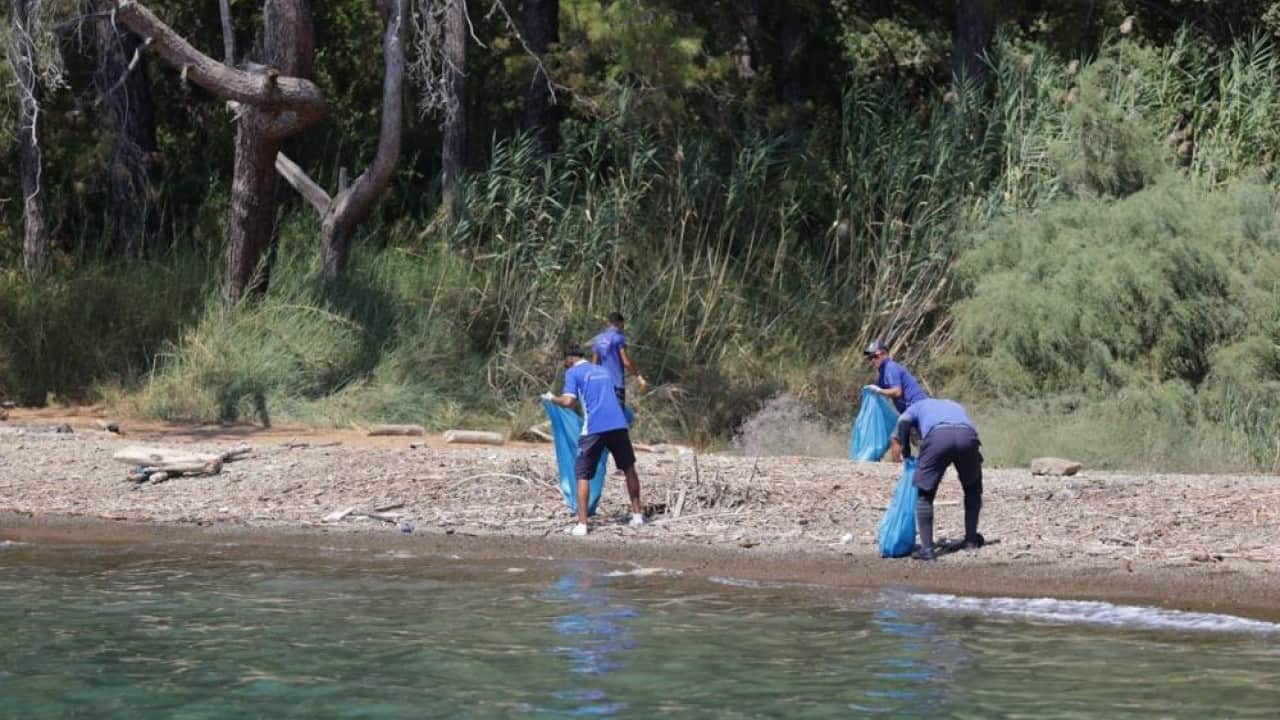Foto - Teknelerle 306 ton çöp toplandı! Yeşil ile mavinin buluştuğu koylar pislik içinde