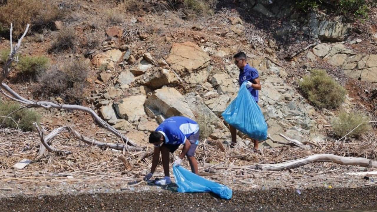 Foto - Teknelerle 306 ton çöp toplandı! Yeşil ile mavinin buluştuğu koylar pislik içinde