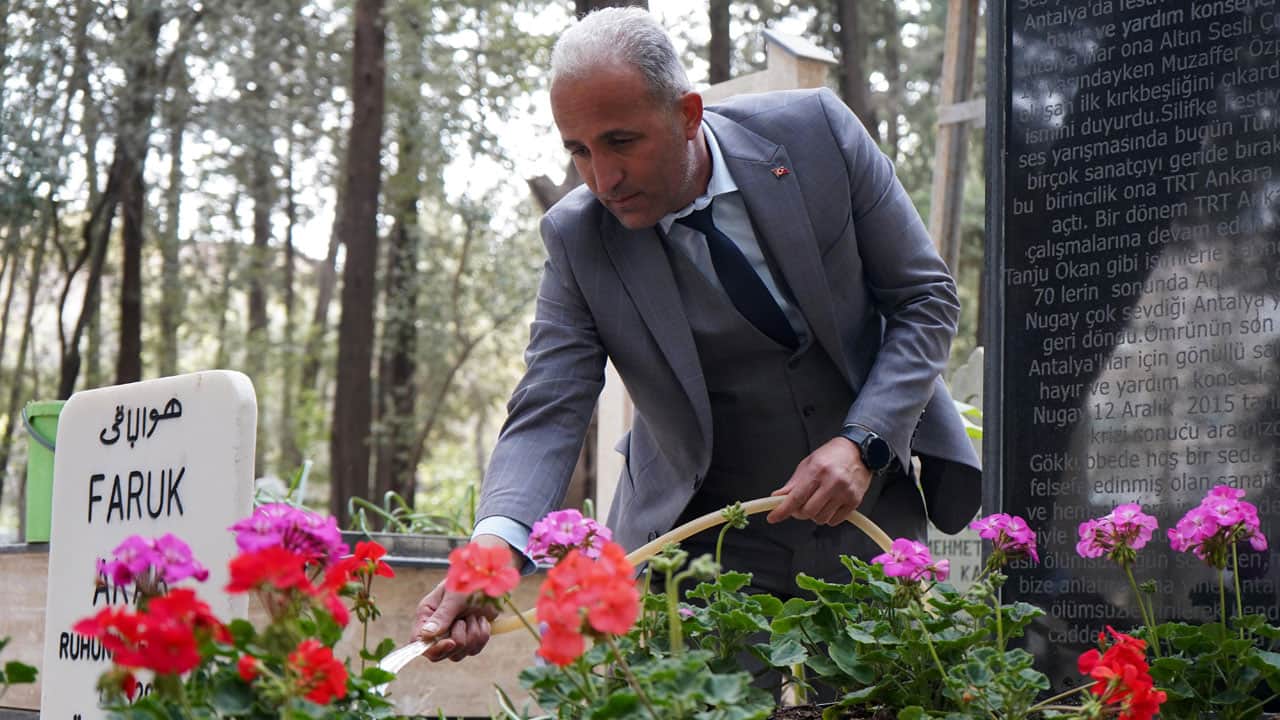 Foto - Teknoloji burada da devreye girdi! Artık kabir ziyaretleri görüntülü yapılıyor