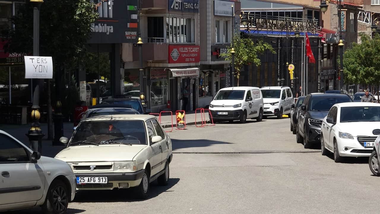 Foto - Ters yön sorunu böyle çözüldü! Esnaf kendi tabelasını astı, belediye harekete geçti