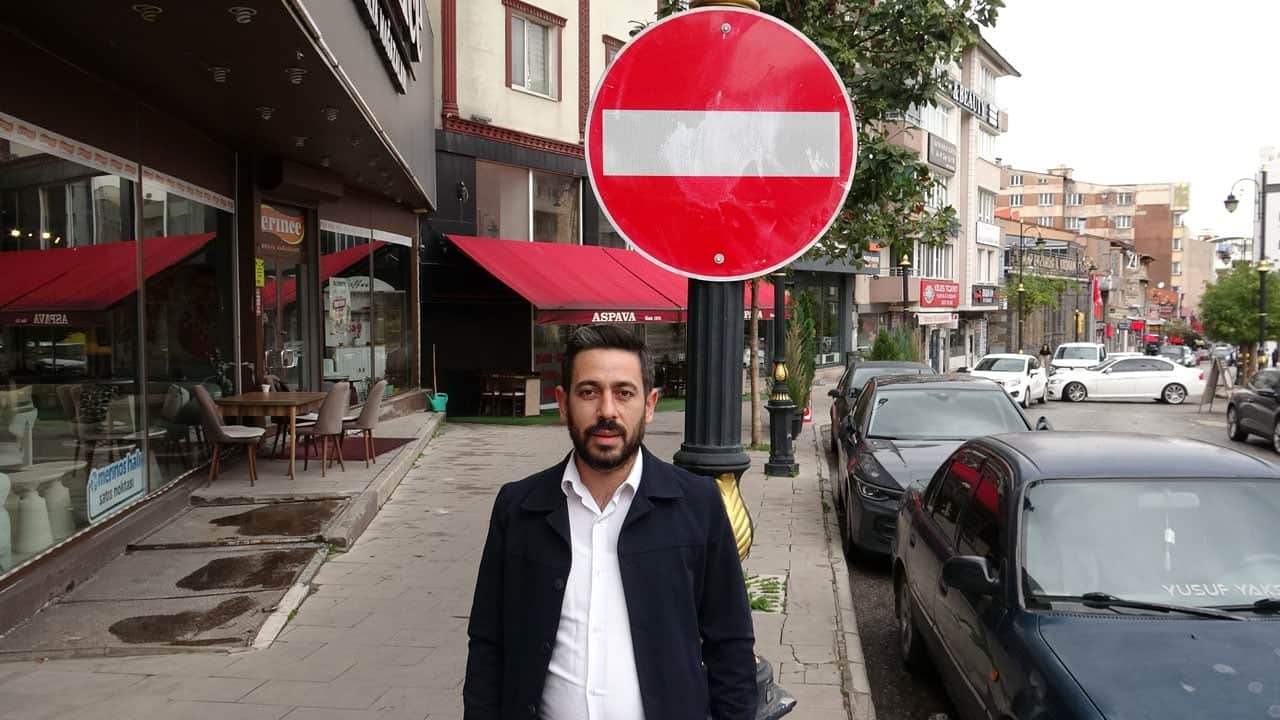 Foto - Ters yön sorunu böyle çözüldü! Esnaf kendi tabelasını astı, belediye harekete geçti