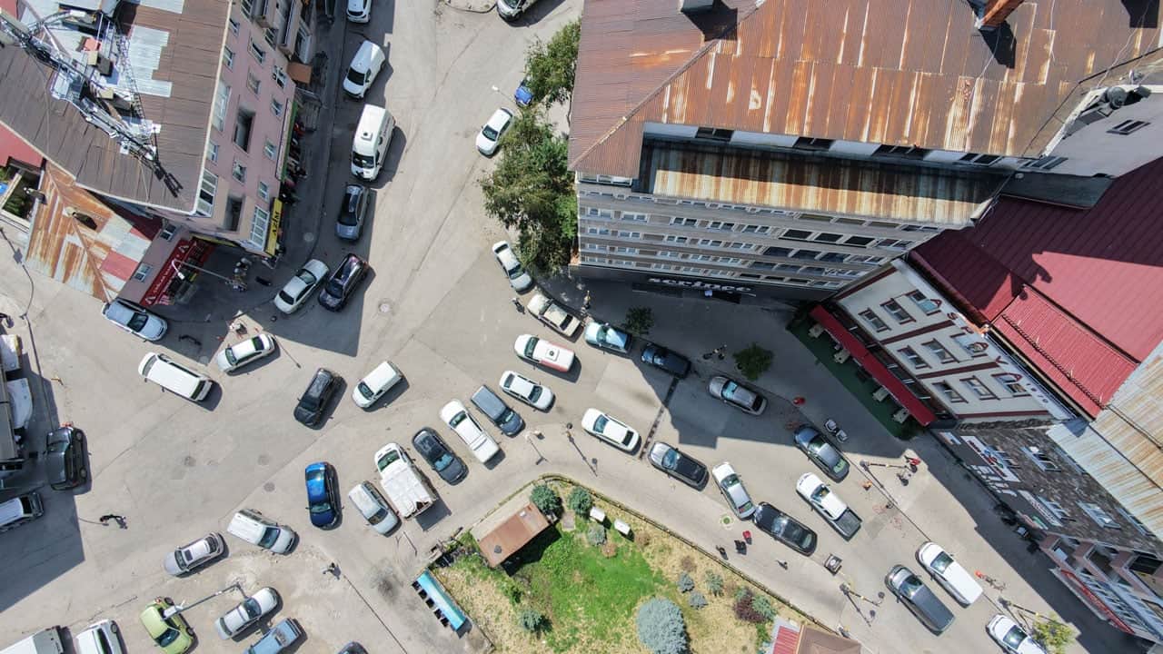 Ters yön sorunu böyle çözüldü! Esnaf kendi tabelasını astı, belediye harekete geçti