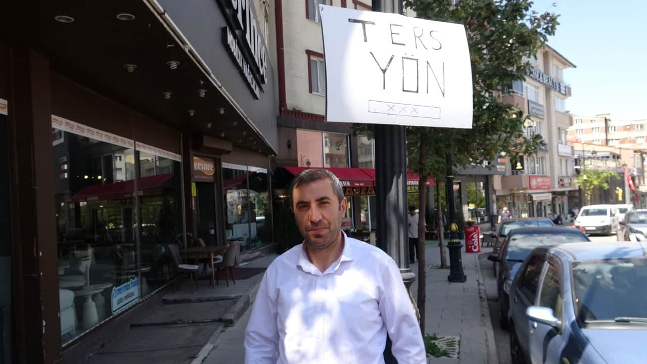 Foto - Ters yön sorunu böyle çözüldü! Esnaf kendi tabelasını astı, belediye harekete geçti