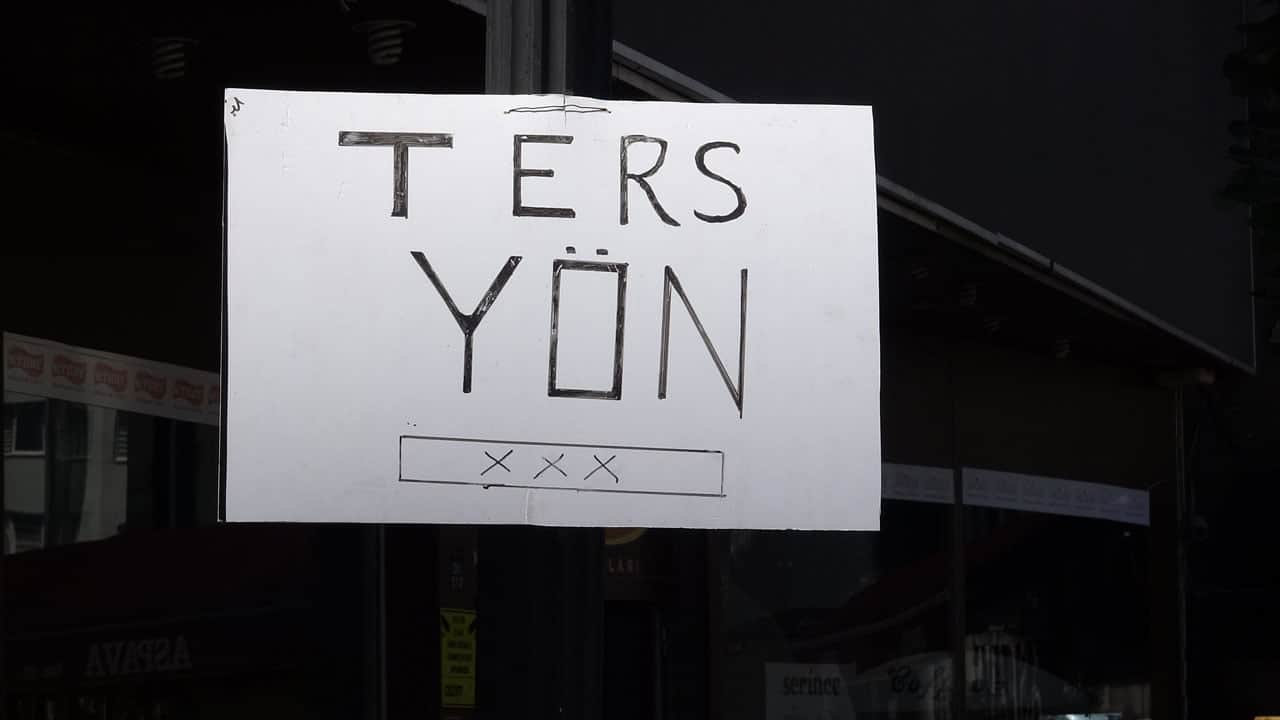 Foto - Ters yön sorunu böyle çözüldü! Esnaf kendi tabelasını astı, belediye harekete geçti