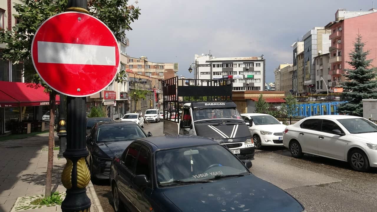 Foto - Ters yön sorunu böyle çözüldü! Esnaf kendi tabelasını astı, belediye harekete geçti
