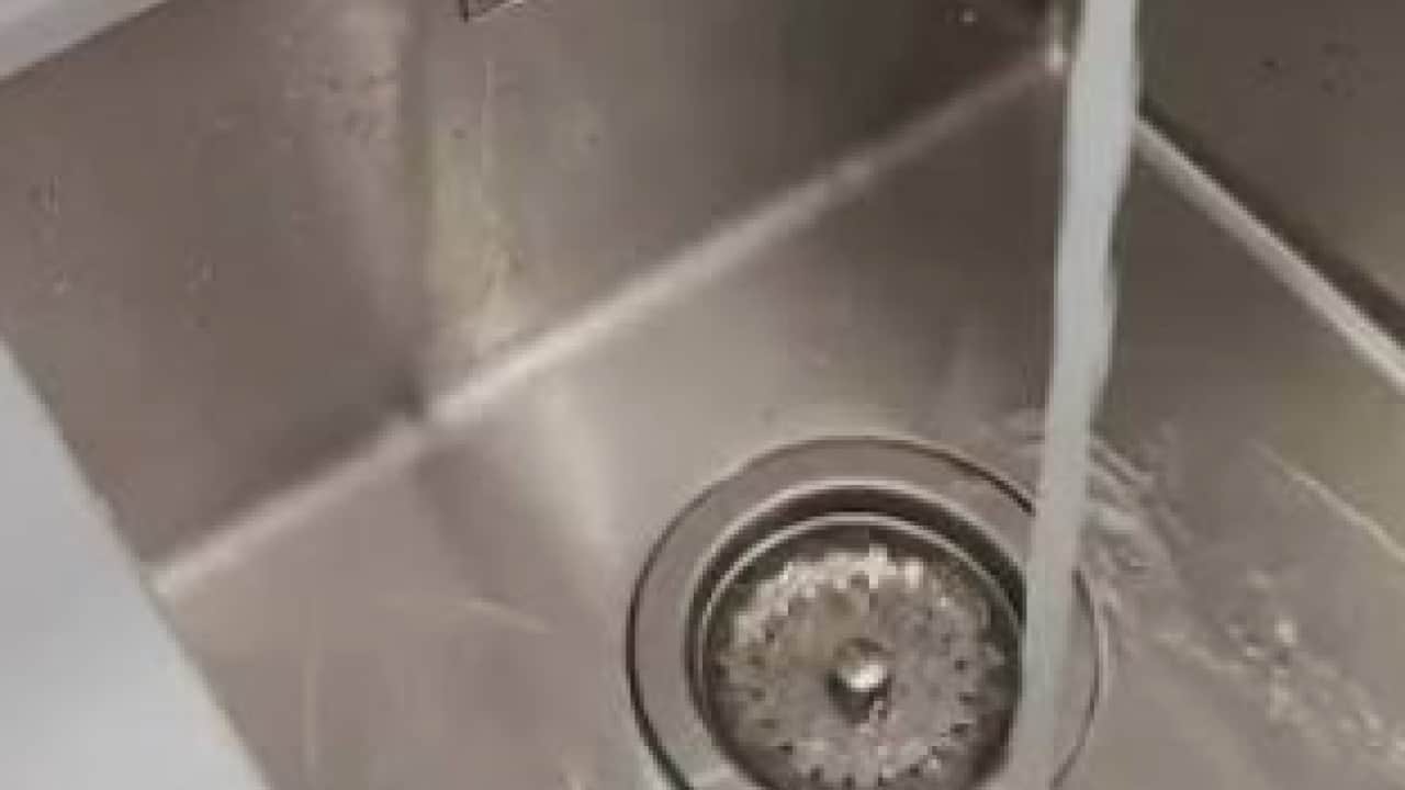 Tesisatçıdan önce bunu deneyin: Mutfak lavabosundaki inatçı tıkanıklığı söküp atan yöntem!