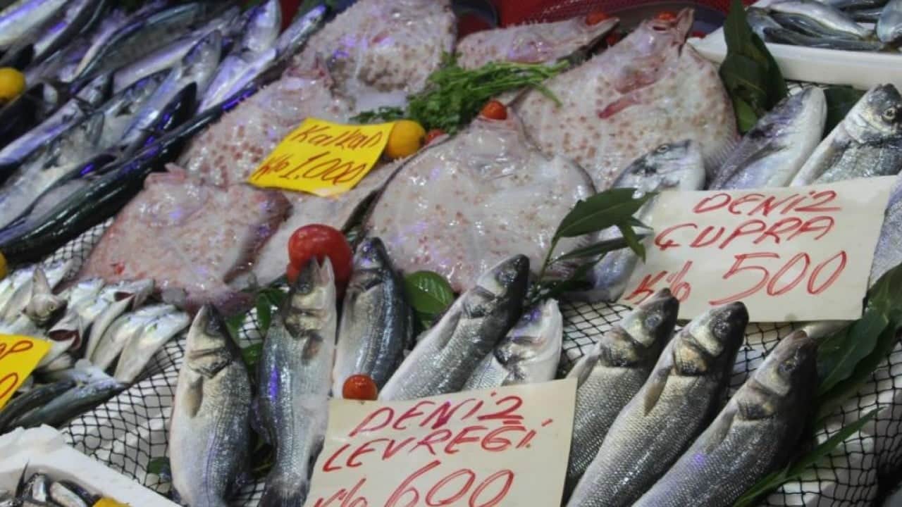Foto - Tezgahlarda palamut bereketi! 600 gramlık balığın fiyatı 100 liraya düştü