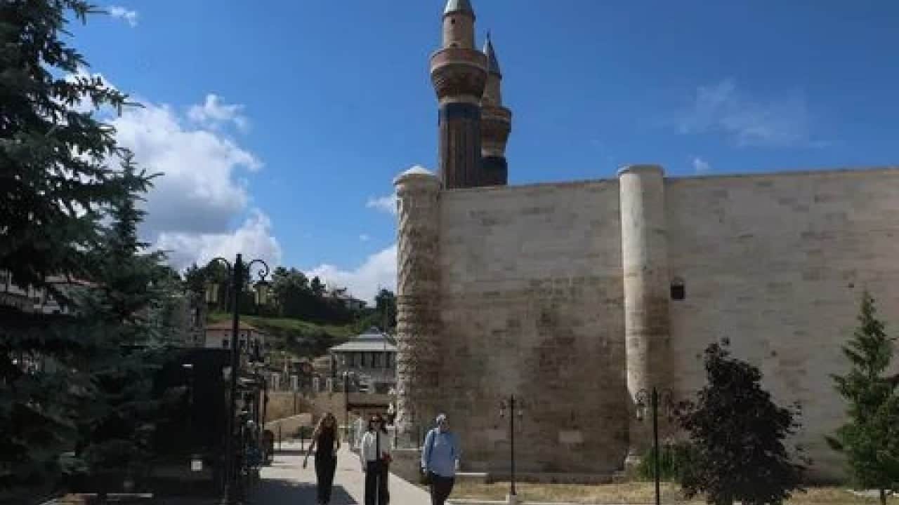 Tıp dünyasının öncüsü İbn Sina Sivas’ta anıldı! Gökmedrese’de gururlandıran program!