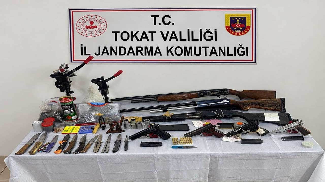 Foto - Tokat'ta silah tüccarlarına şafak operasyonu! Eş zamanlı baskınlarda cephanelik ele geçirildi, 11 gözaltı!