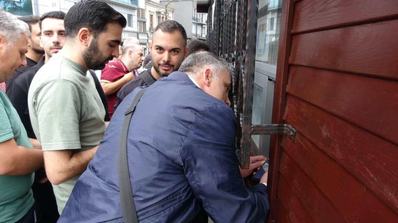 Foto - Trabzonspor-Galatasaray maçının biletleri satışa sunuldu! Taraftarlardan derbi büyük ilgi