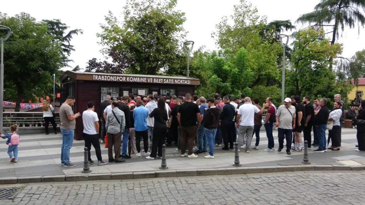 Foto - Trabzonspor-Galatasaray maçının biletleri satışa sunuldu! Taraftarlardan derbi büyük ilgi