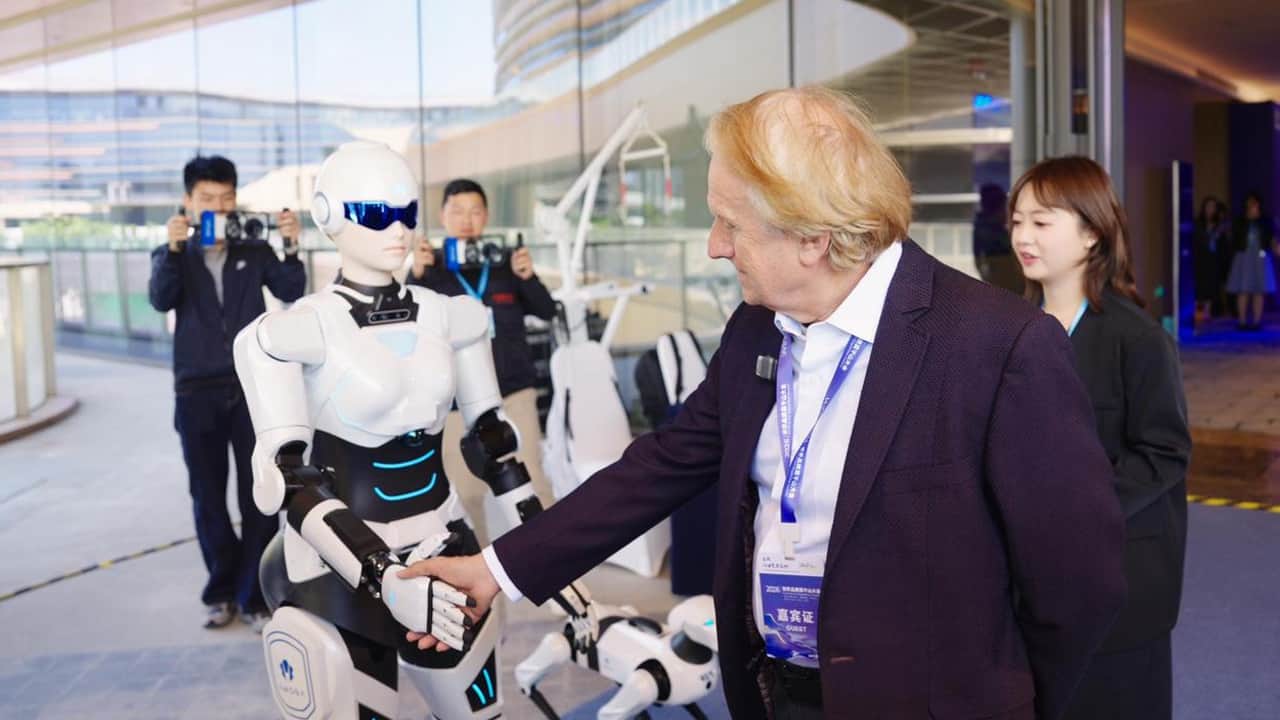 Foto - Trafiği robot polisler yönetmeye başladı! OMODA | JAECOO’dan teknoloji dünyasını şaşırtan tanıtım! 