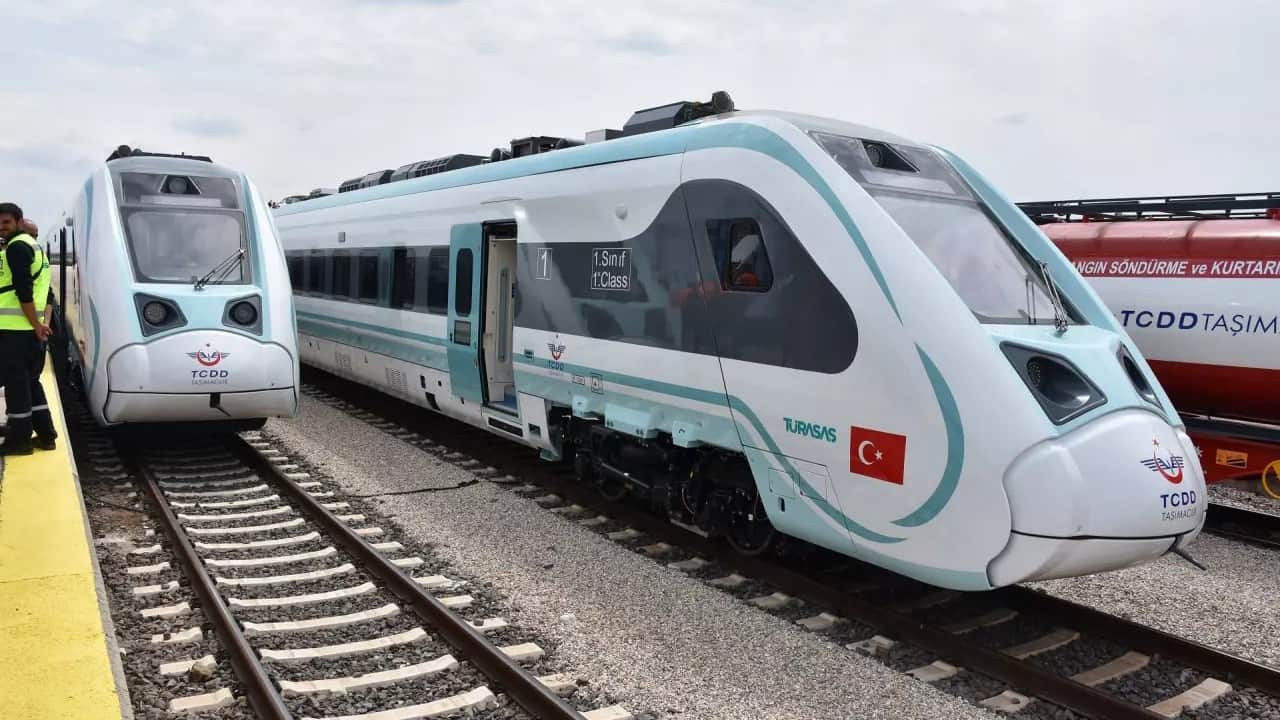 Foto - TÜRASAŞ bir haftada yerli ve milli iki tren seti ile iki lokomotifi teslim etti Rekora koşuyoruz