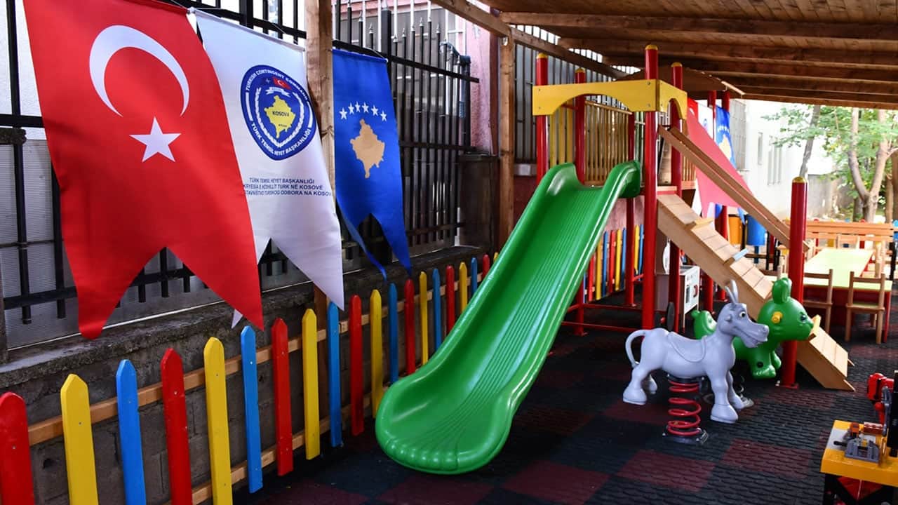 Türk askeri, Kosovalı çocuklar için oyun parkı kurdu