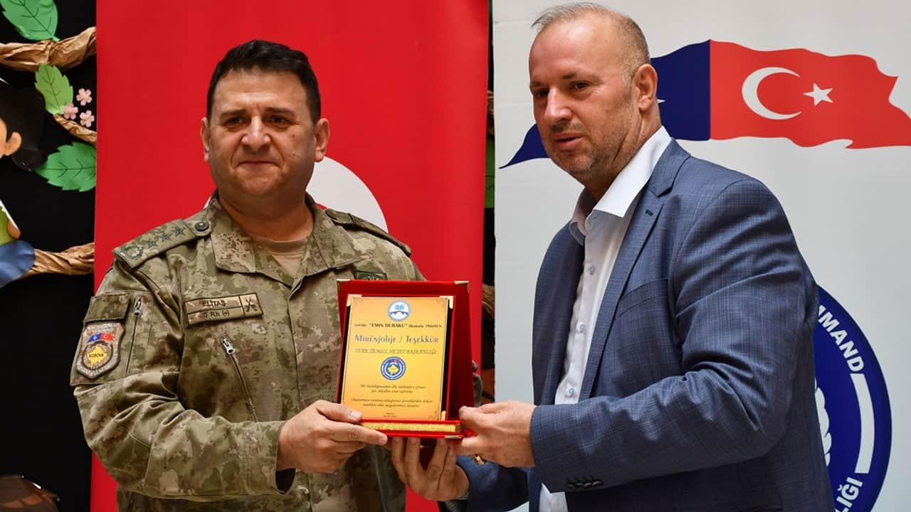 Foto - Türk askeri, Kosovalı çocuklar için oyun parkı kurdu