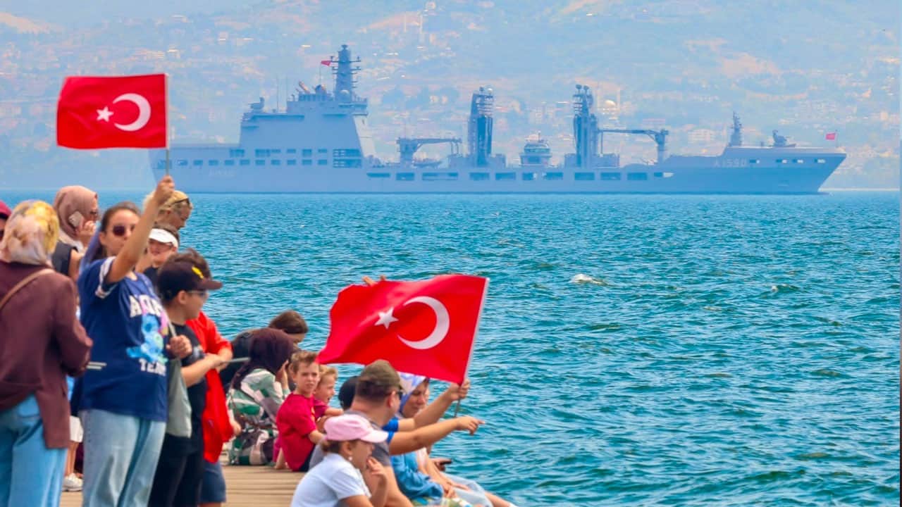 Foto - Türk donanmasından İzmit Körfezi'nde selamlama geçişi: Size kurban olurum 