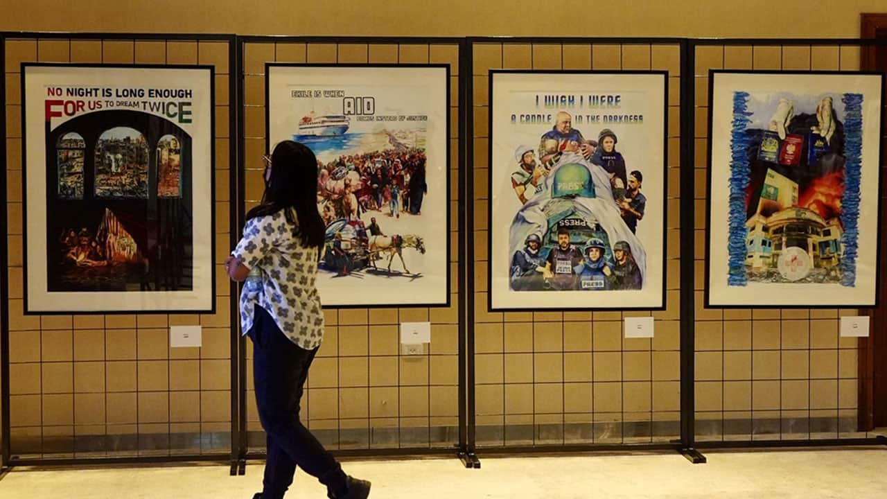 Foto - Türk sanatçı Aygeç'in ‘Sürgündeki Zeytin Ağacına Posterler’ sergisi Filistin'de açıldı