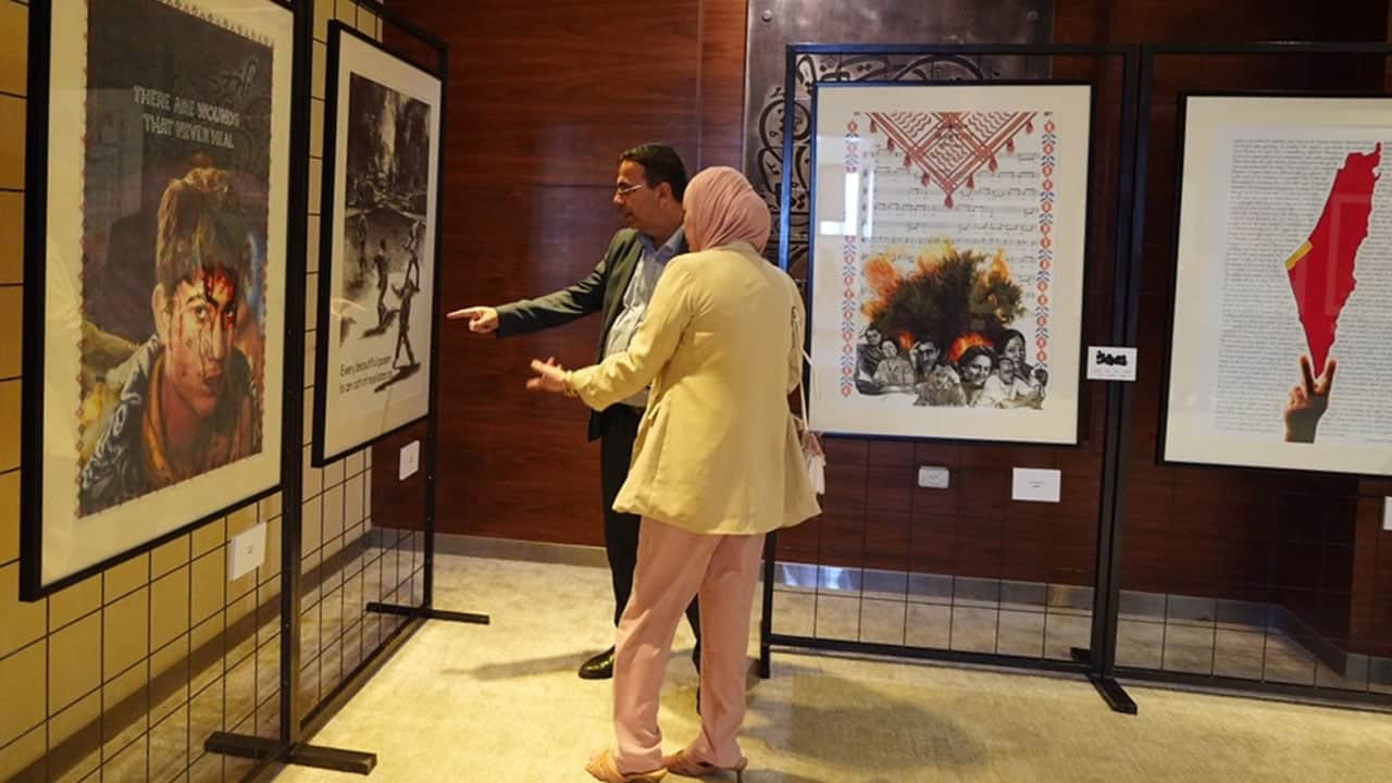 Foto - Türk sanatçı Aygeç'in ‘Sürgündeki Zeytin Ağacına Posterler’ sergisi Filistin'de açıldı