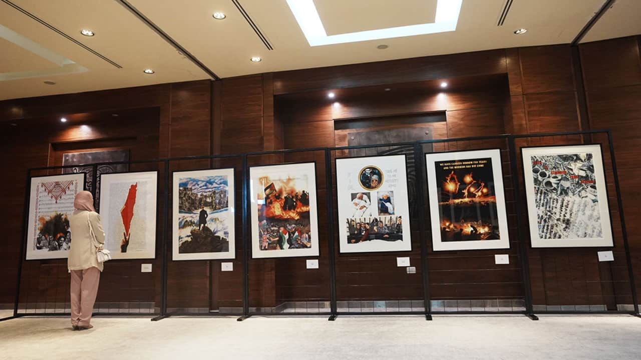Foto - Türk sanatçı Aygeç'in ‘Sürgündeki Zeytin Ağacına Posterler’ sergisi Filistin'de açıldı
