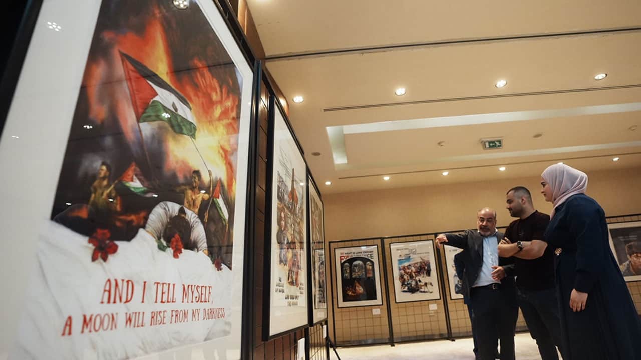 Foto - Türk sanatçı Aygeç'in ‘Sürgündeki Zeytin Ağacına Posterler’ sergisi Filistin'de açıldı