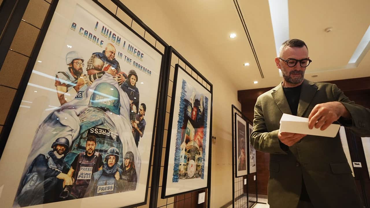Foto - Türk sanatçı Aygeç'in ‘Sürgündeki Zeytin Ağacına Posterler’ sergisi Filistin'de açıldı