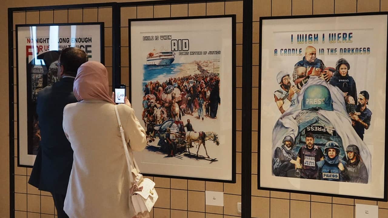 Foto - Türk sanatçı Aygeç'in ‘Sürgündeki Zeytin Ağacına Posterler’ sergisi Filistin'de açıldı