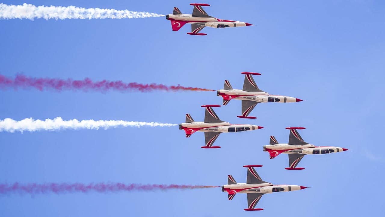 Foto - Türk Yıldızları Güneydoğu göklerinde! TEKNOFEST’te görkemli akrobasi şöleni!