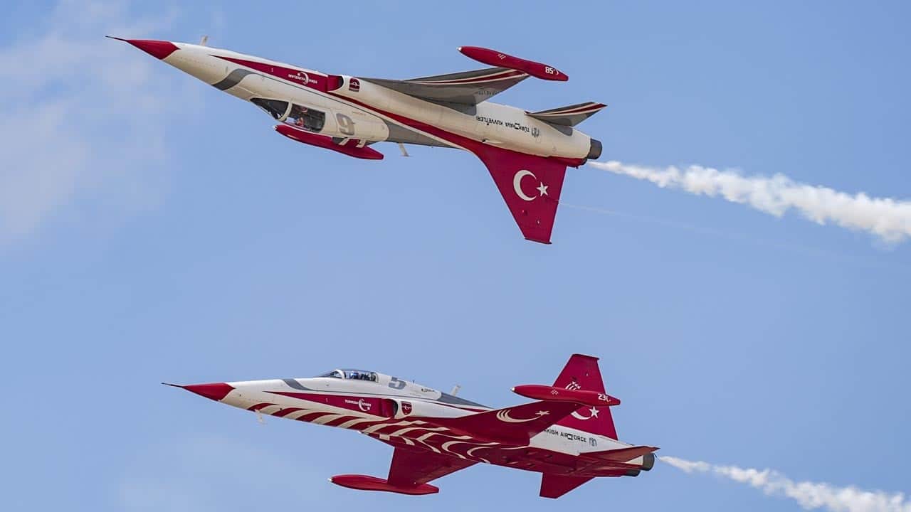 Türk Yıldızları Güneydoğu göklerinde! TEKNOFEST’te görkemli akrobasi şöleni!
