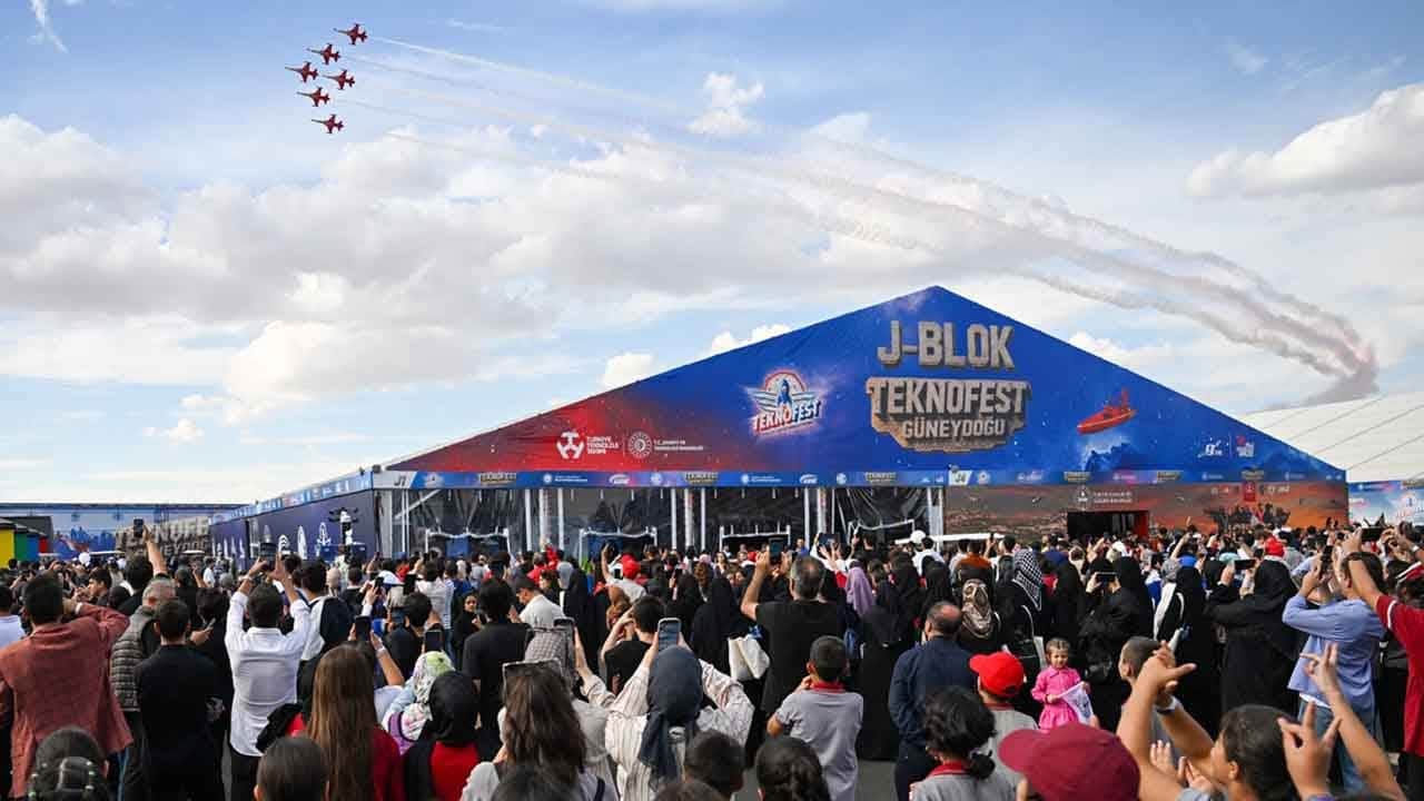 Foto - Türk Yıldızları Güneydoğu göklerinde! TEKNOFEST’te görkemli akrobasi şöleni!