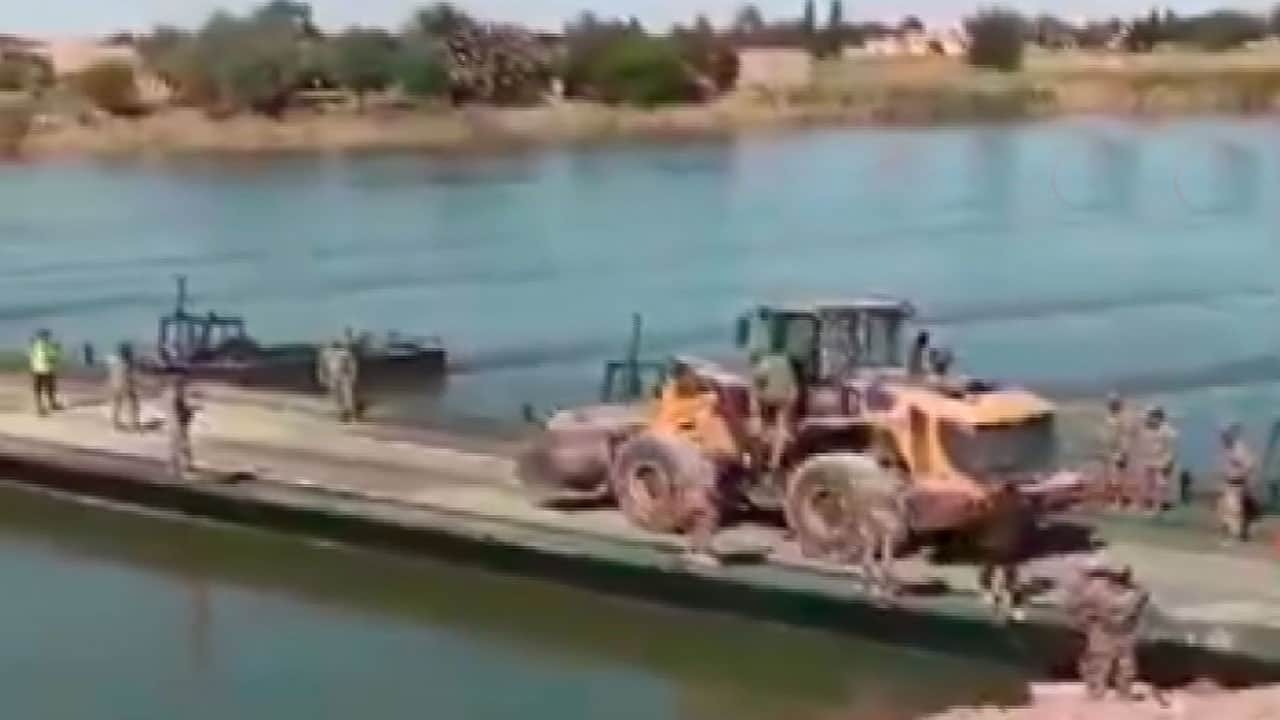 Foto - Türkiye Fırat’ın iki yakasını Suriye’de bir araya getirdi: 300 metrelik askeri yüzer köprü inşa edildi