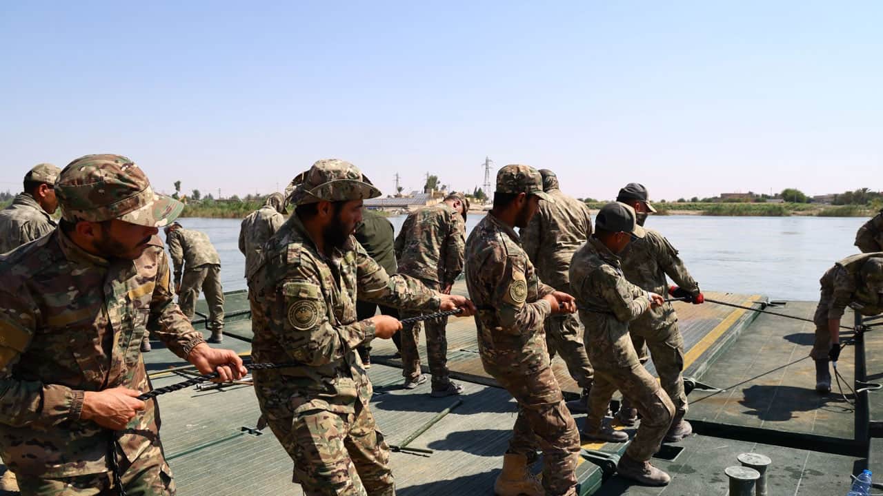 Foto - Türkiye Fırat’ın iki yakasını Suriye’de bir araya getirdi: 300 metrelik askeri yüzer köprü inşa edildi