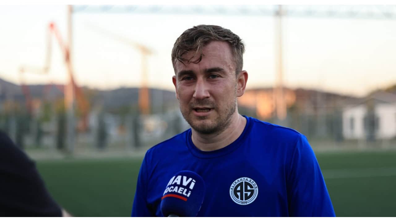 Foto - Türkiye-Fransa maçında ilginç kare! Eski Türk futbolcu, güvenlik görevlisi olmuş