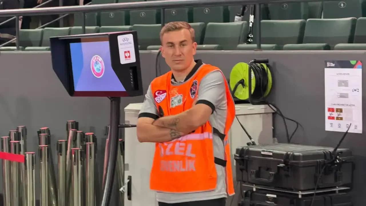Foto - Türkiye-Fransa maçında ilginç kare! Eski Türk futbolcu, güvenlik görevlisi olmuş