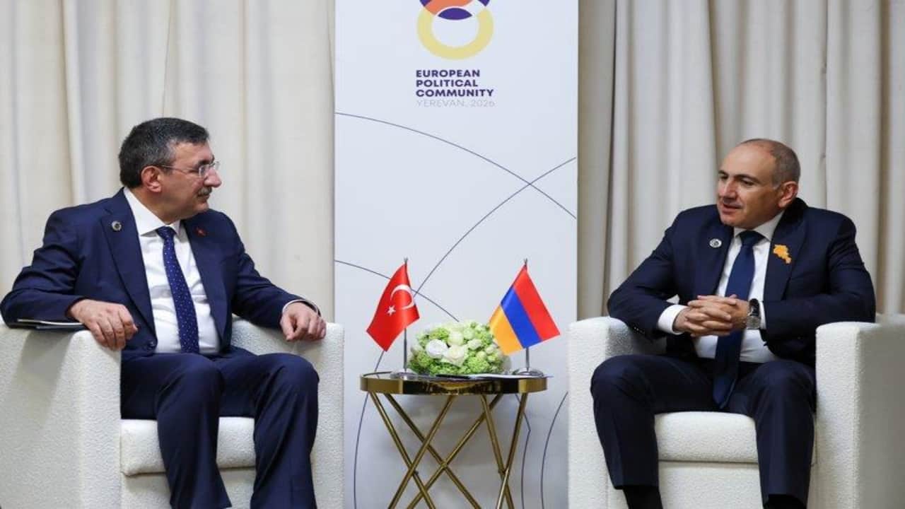 Foto - Türkiye ile Ermenistan arasındaki tarihi imzada Paşinyan’ın rozeti olay oldu! Şaşırtan detayı görenler "Heh şöyle, yola gel" dedi