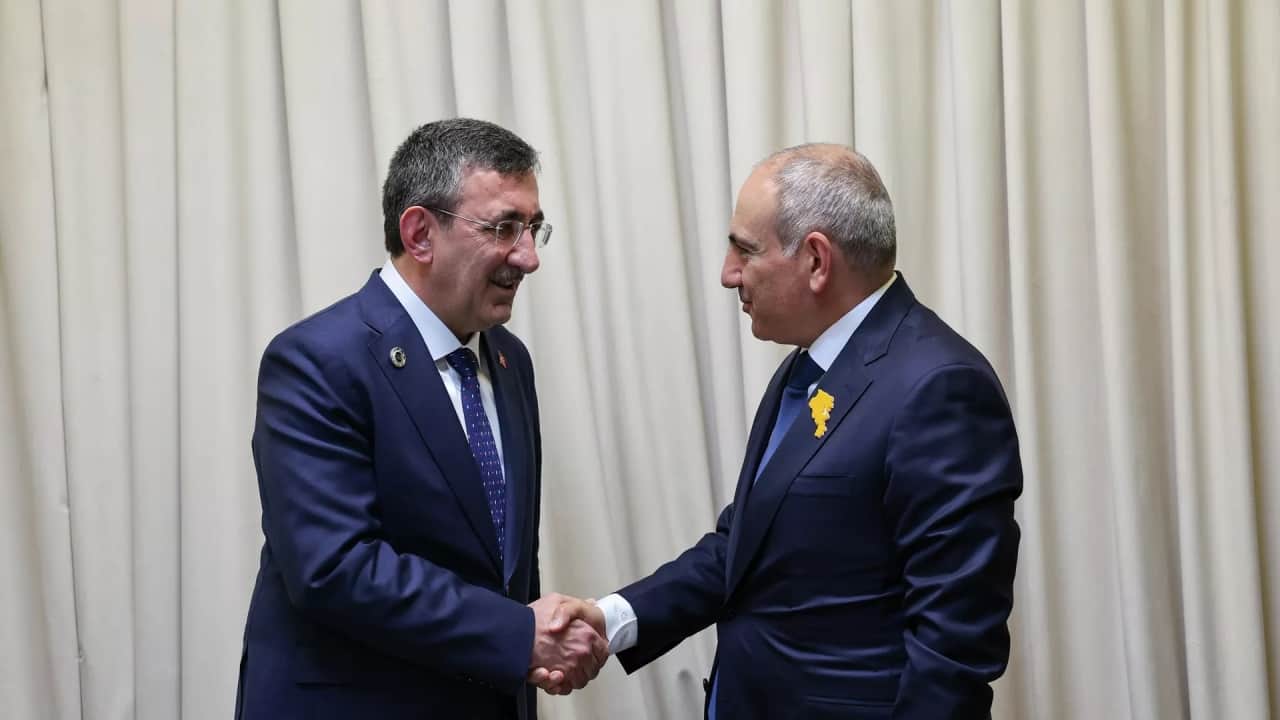 Foto - Türkiye ile Ermenistan arasındaki tarihi imzada Paşinyan’ın rozeti olay oldu! Şaşırtan detayı görenler "Heh şöyle, yola gel" dedi