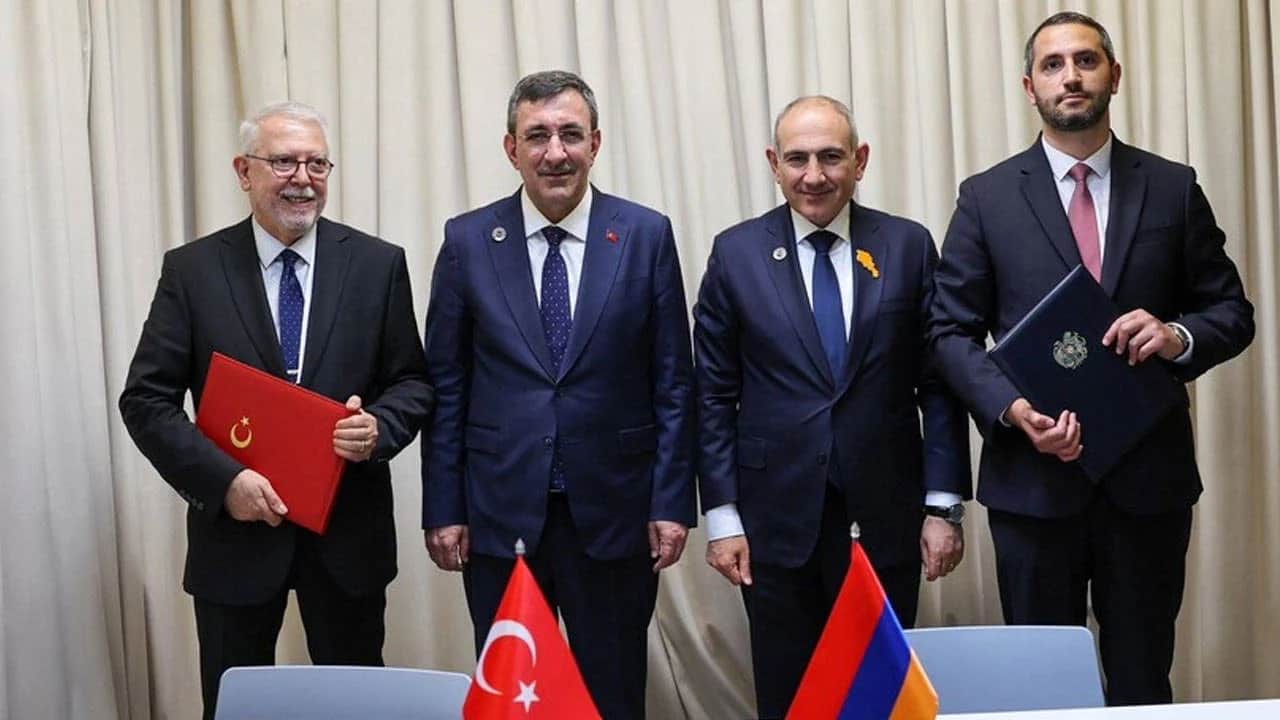 Foto - Türkiye ile Ermenistan arasındaki tarihi imzada Paşinyan’ın rozeti olay oldu! Şaşırtan detayı görenler "Heh şöyle, yola gel" dedi