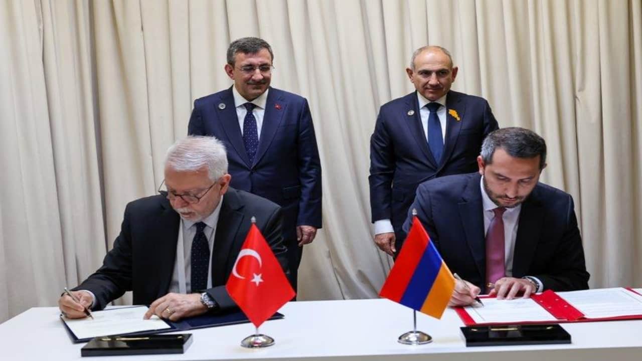 Foto - Türkiye ile Ermenistan arasındaki tarihi imzada Paşinyan’ın rozeti olay oldu! Şaşırtan detayı görenler "Heh şöyle, yola gel" dedi