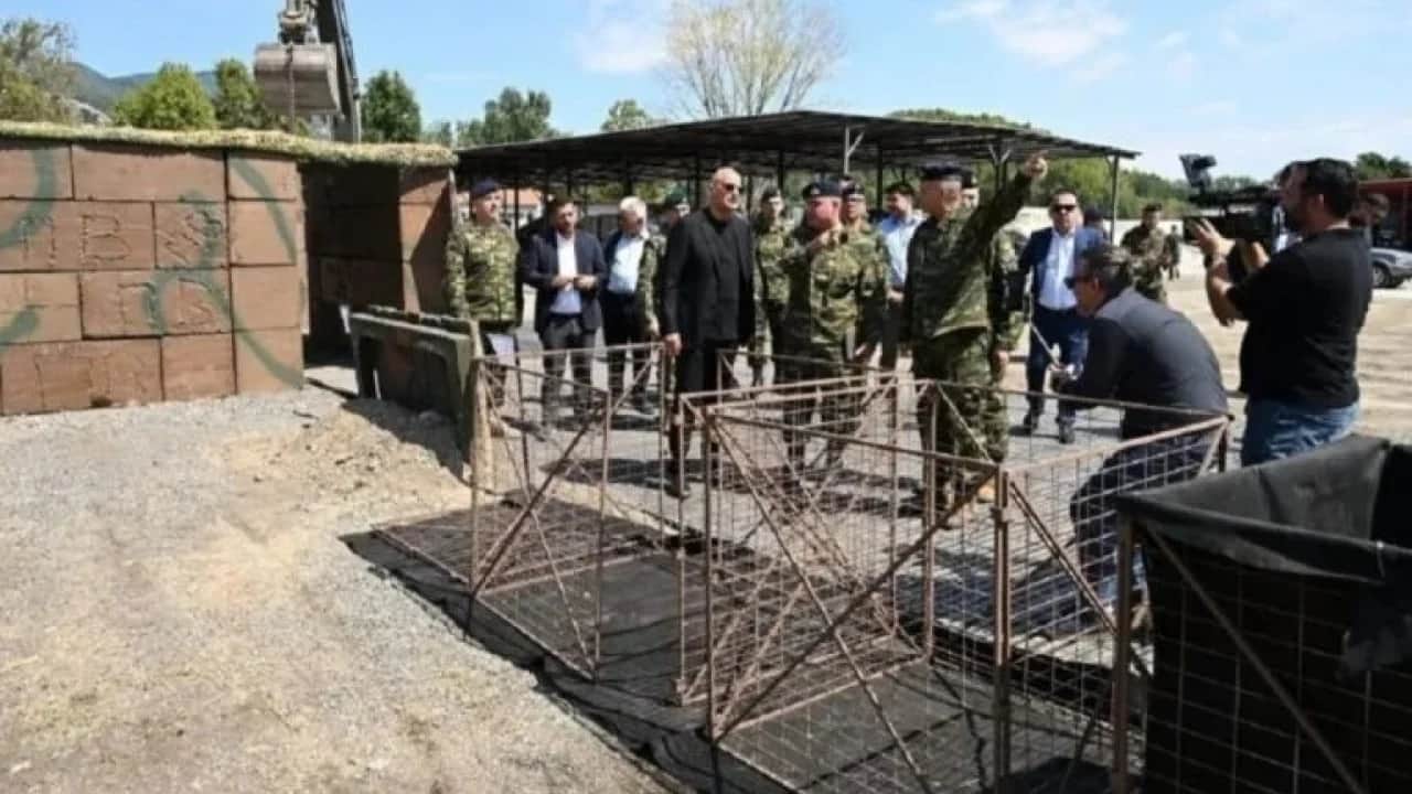 Foto - 'Türkiye vuracak' korkusu patladı! Apar topar harekete geçtiler: Her yere koca koca betonlar diktiler