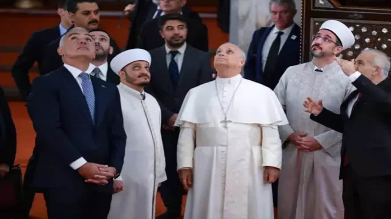 Foto - Türkiye ziyaretindeki sinsi sebep ortaya çıkan Papa, Sultanahmet Camii’ne girerken bakın ne yaptı