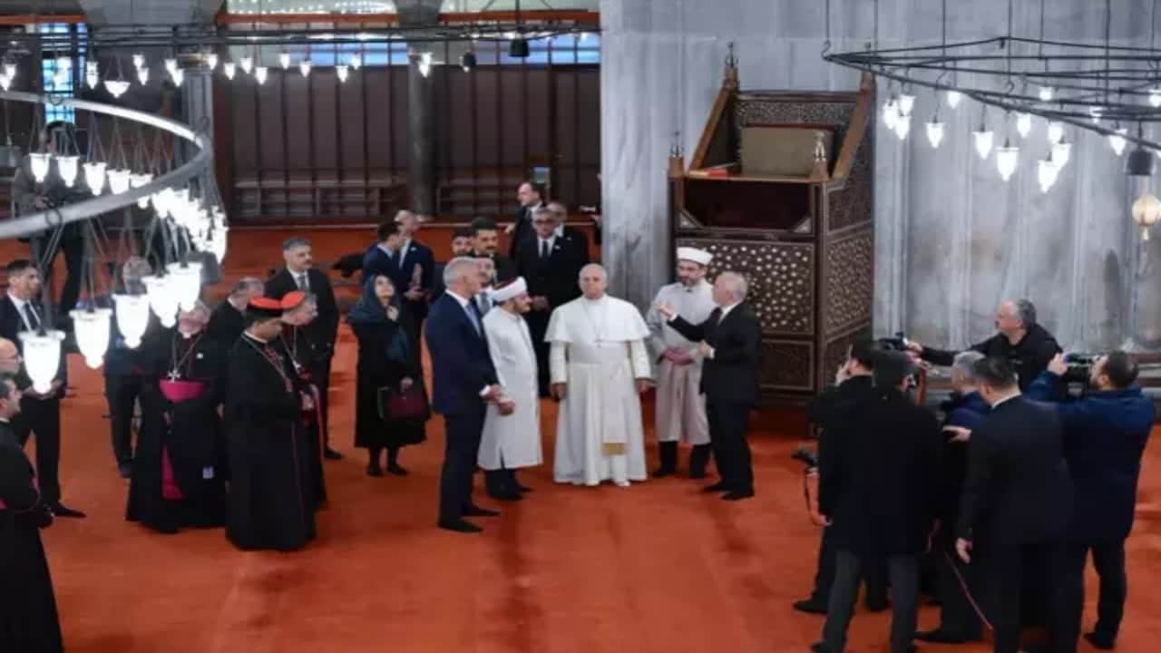 Foto - Türkiye ziyaretindeki sinsi sebep ortaya çıkan Papa, Sultanahmet Camii’ne girerken bakın ne yaptı