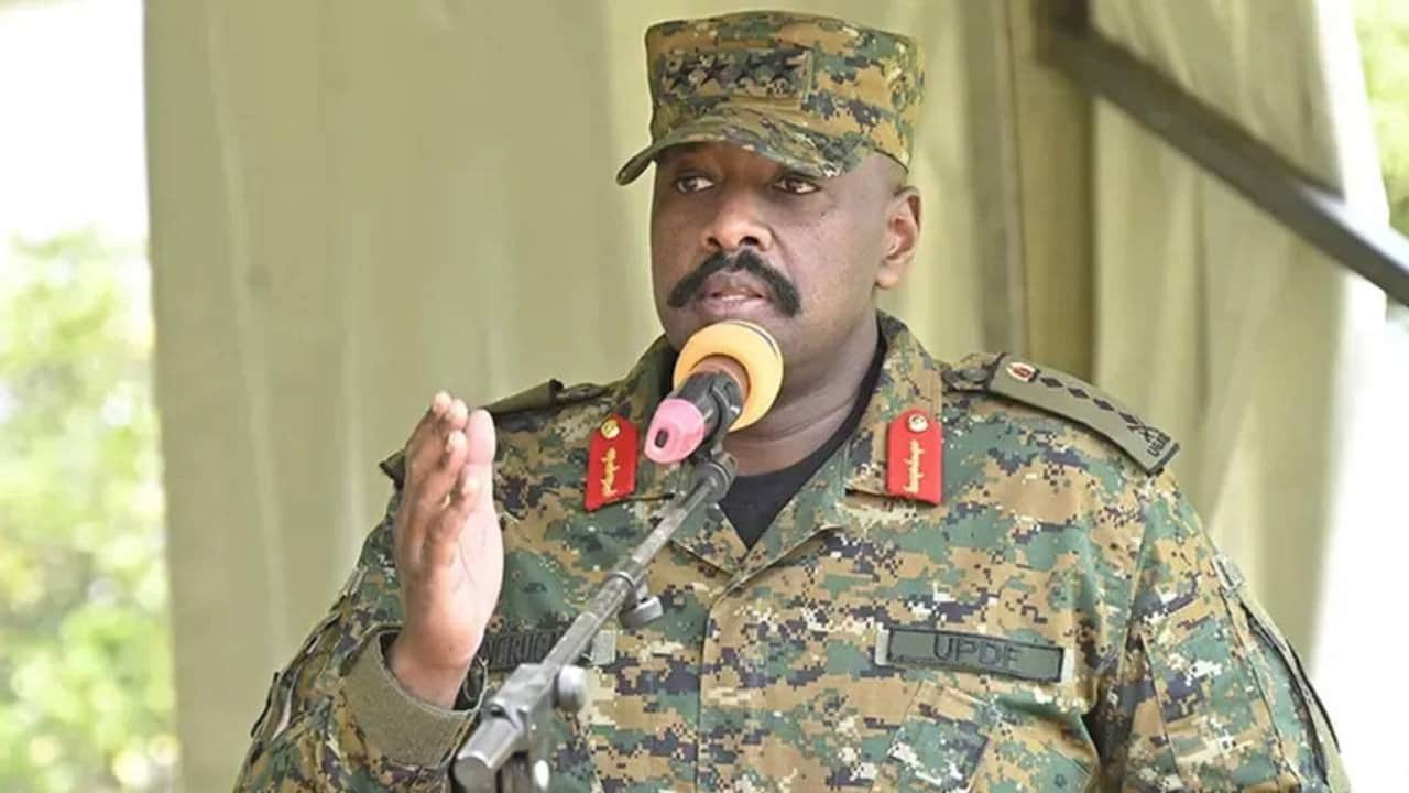 Foto - Türkiye’den 1 milyar dolar isteyip savaş açacağını söyleyen meczuptan yeni hamle! Ugandalı çatlak general, bakın bu defa ne yaptı?