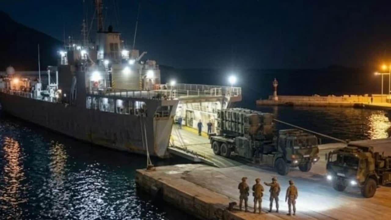 Foto - Türkiye'den çekinip hava savunma sistemlerine gece yarısı operasyonu yaptılar: Silahlar gemilere doldurulup götürüldü