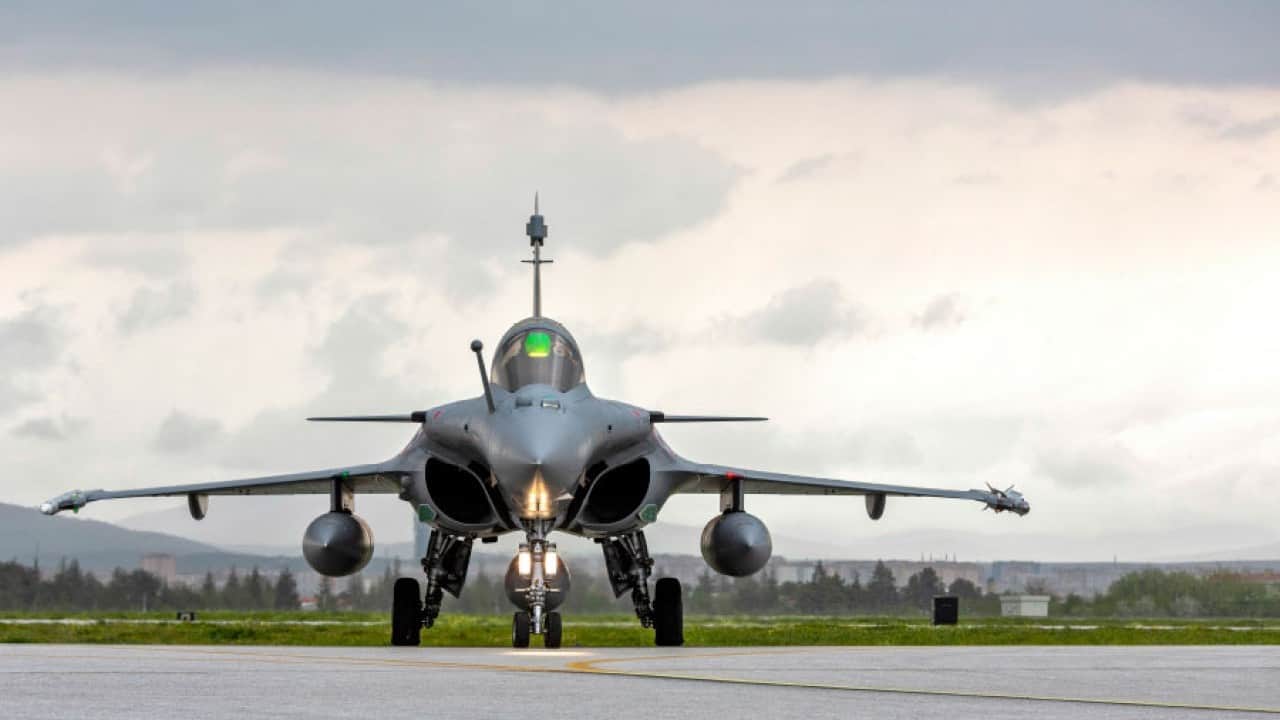 Foto - Türkiye'den Kaan alacaklardı! Fransa ile anlaştılar, Rafale savaş uçaklarını üsse indirdiler