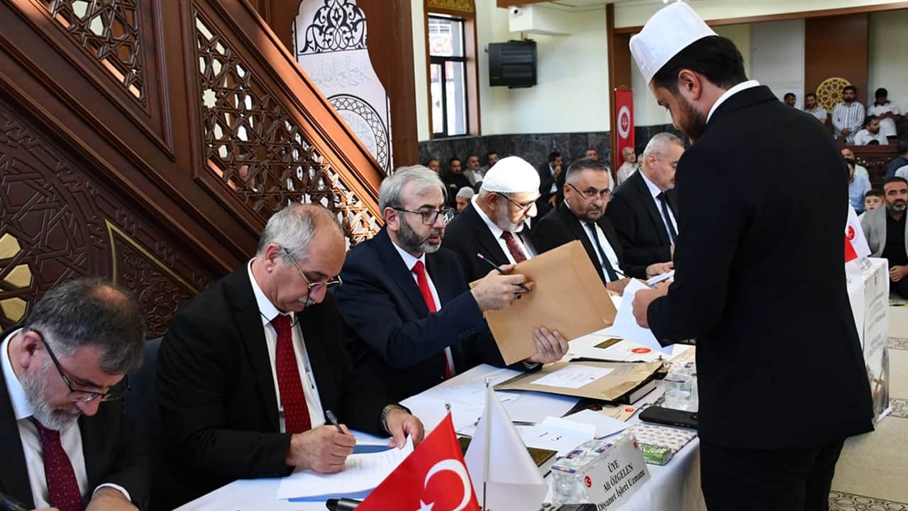 Türkiye’nin 10 bölge finalisti yarıştı: Hafızlar Hakkari’de gönüllere dokundu