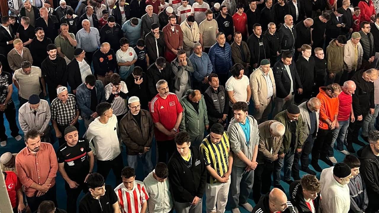 Foto - Türkiye'nin dört bir yanından benzer kareler: Sabah namazı cemaatinde milli takım coşkusu