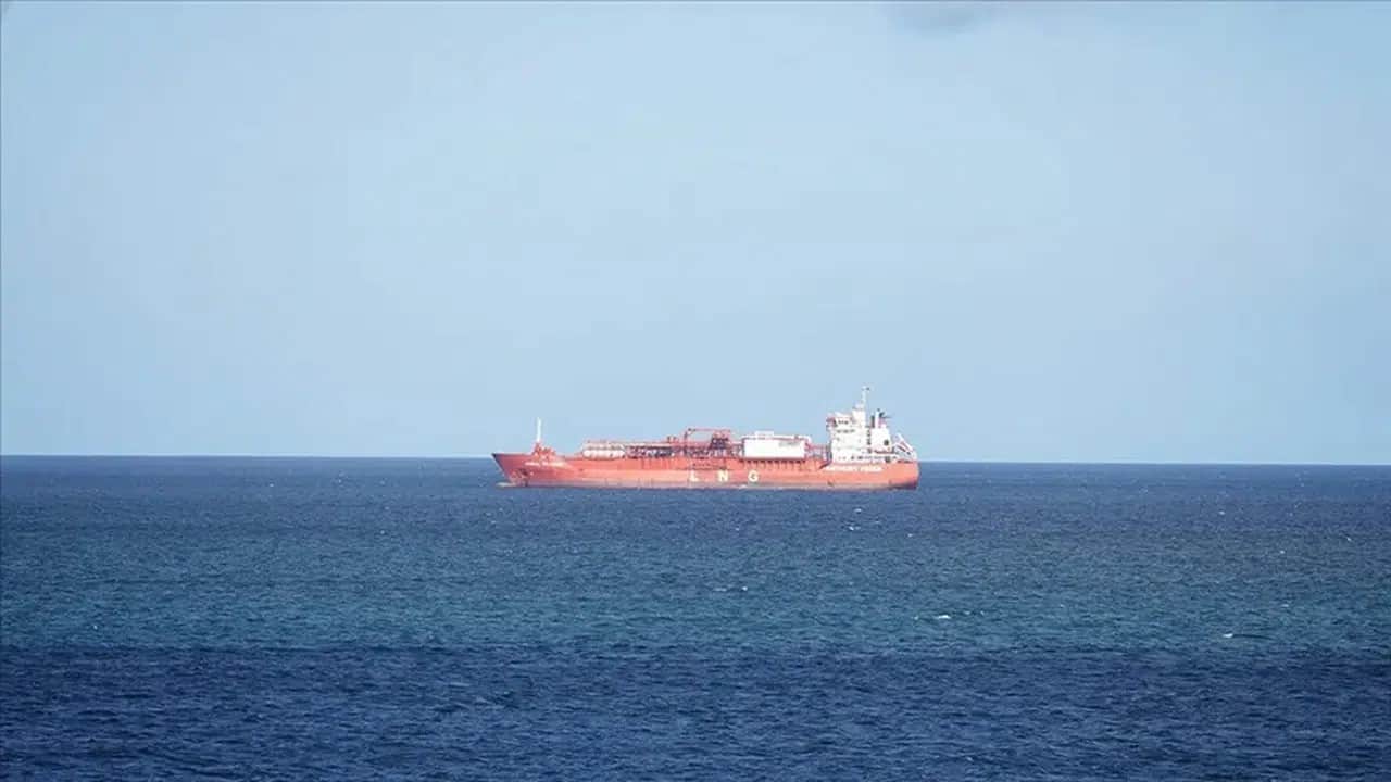 Foto - Türkiye'nin petrol aradığı sularda sıcak saatler! Dev gemi kaçırıldı