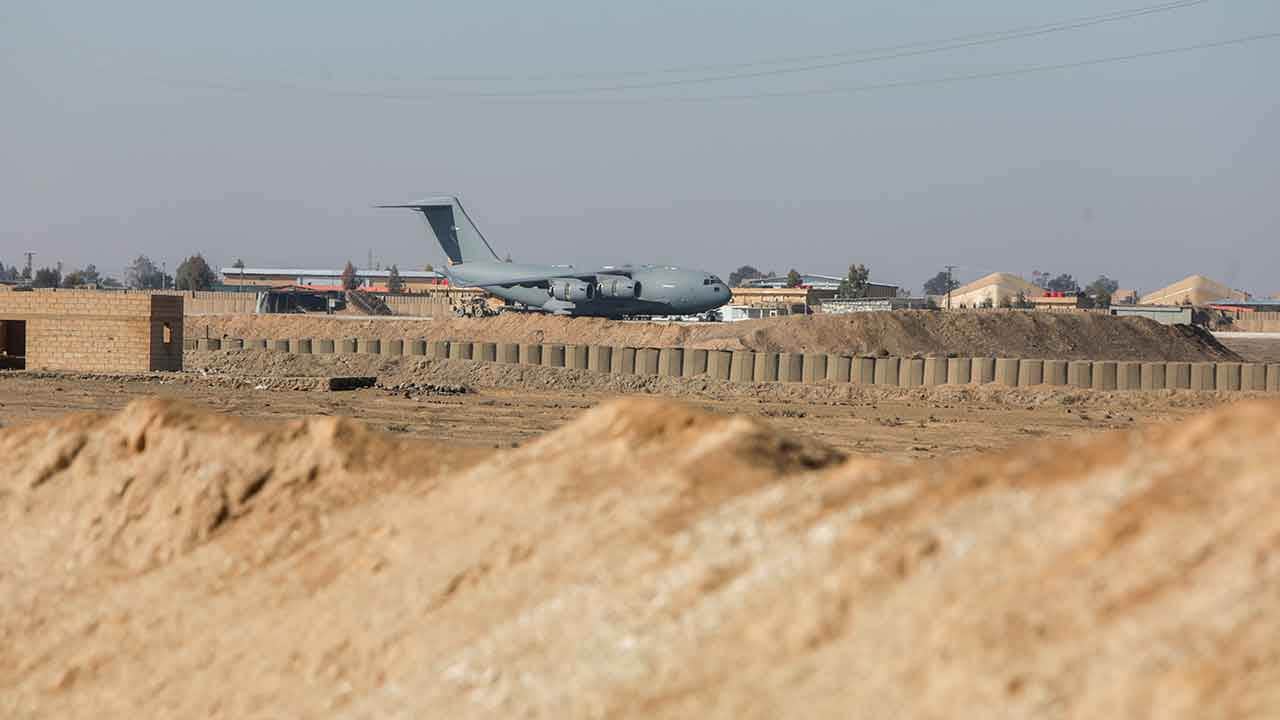Foto - Türkiye'nin yanı başında sıcak saatler: Kargo uçaklarının biri gidiyor biri geliyor, helikopterler uçuyor