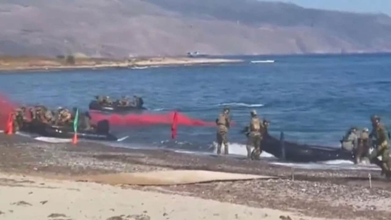 Foto - Türkiye’ye kafa tutan Atina’nın resmen feleği şaştı: Çıkarma yapan Yunan askerleri denizin dibini boyladı